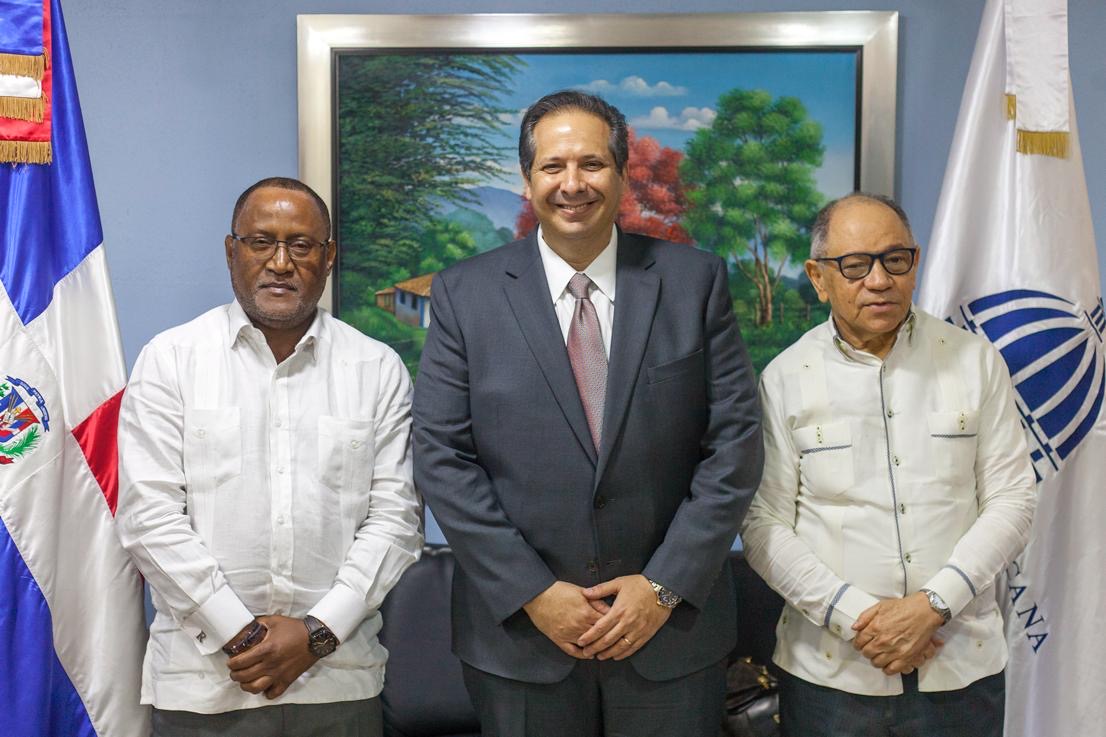 Ministro de Salud realiza acercamiento con autoridades sindicales