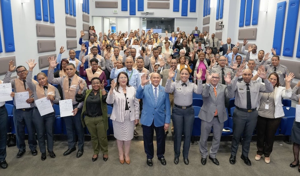 INFOTEP e IPES certifican oficiales PN en lenguaje de señas Facilitador  de  Procesos de Enseñanza