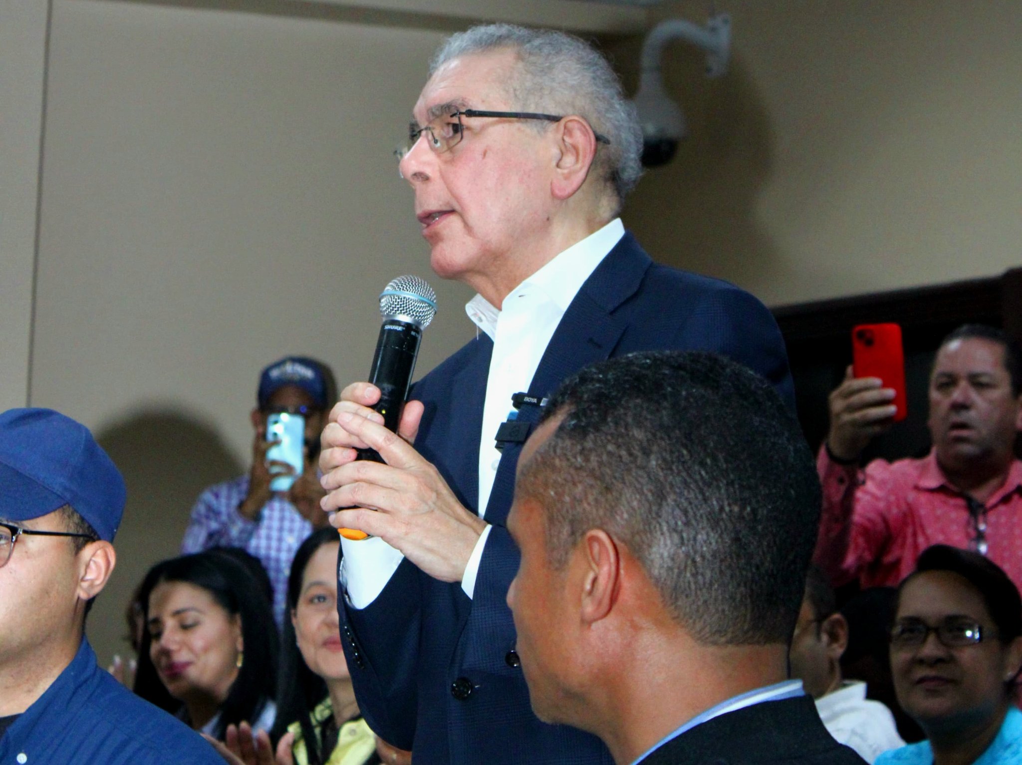 Danilo Medina: Ustedes no pueden permitir que les compren cédulas en sus narices y quedarse tranquilos