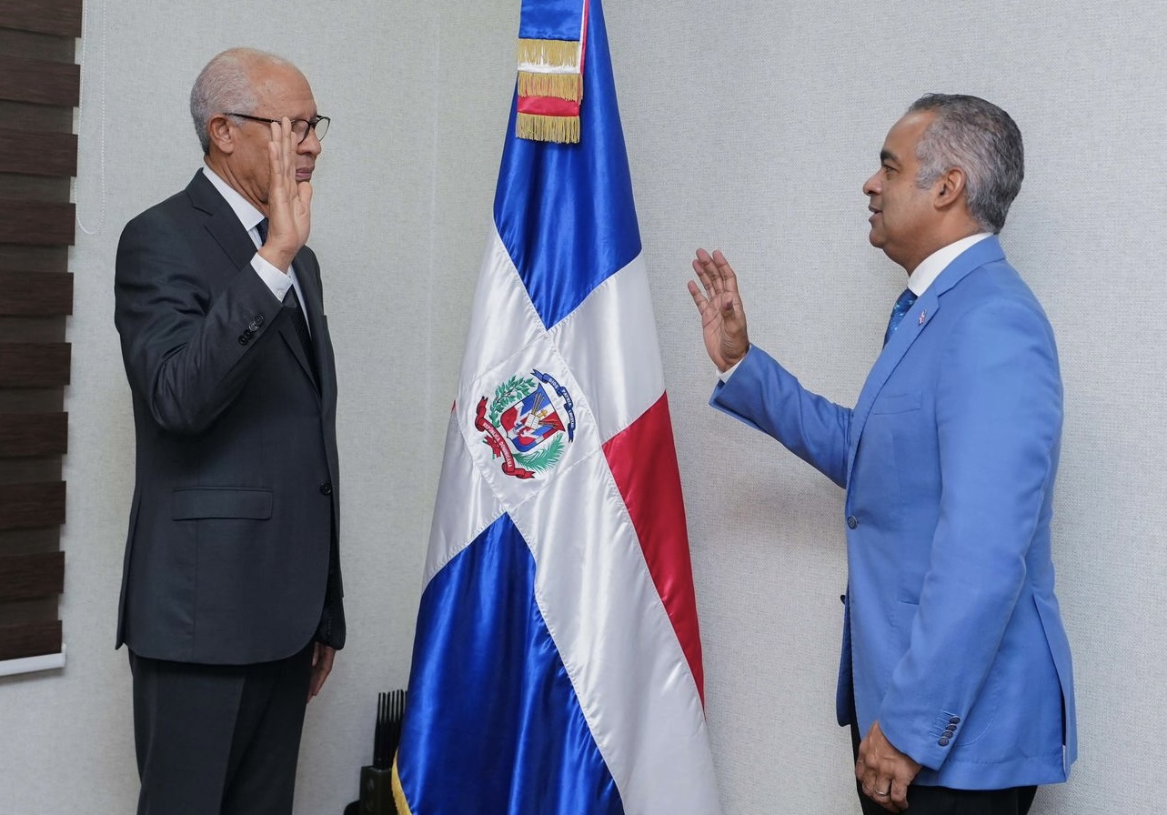 Ministro Santos Echavarría juramenta al nuevo rector del ITSC, José Ramón Holguín