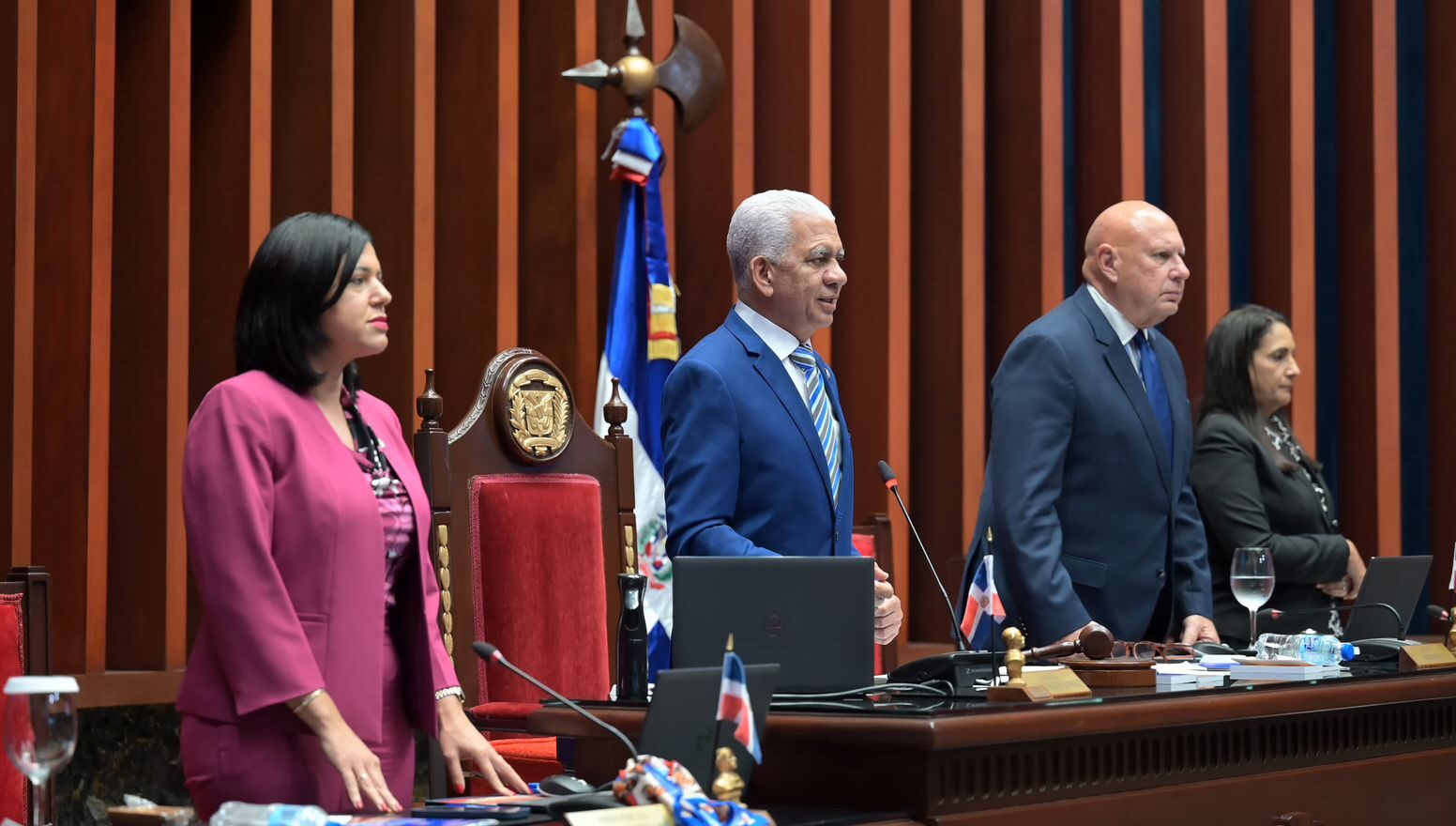 Senadores aprueban de pie resolución para reconocer triunfo de Edmundo González en Venezuela
