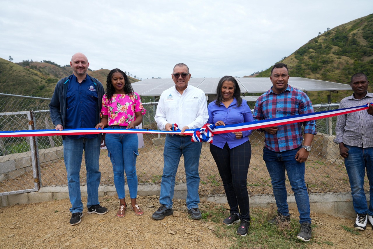 Gobierno e IDDI benefician a 42 hogares con electrificación solar en Elías Piña