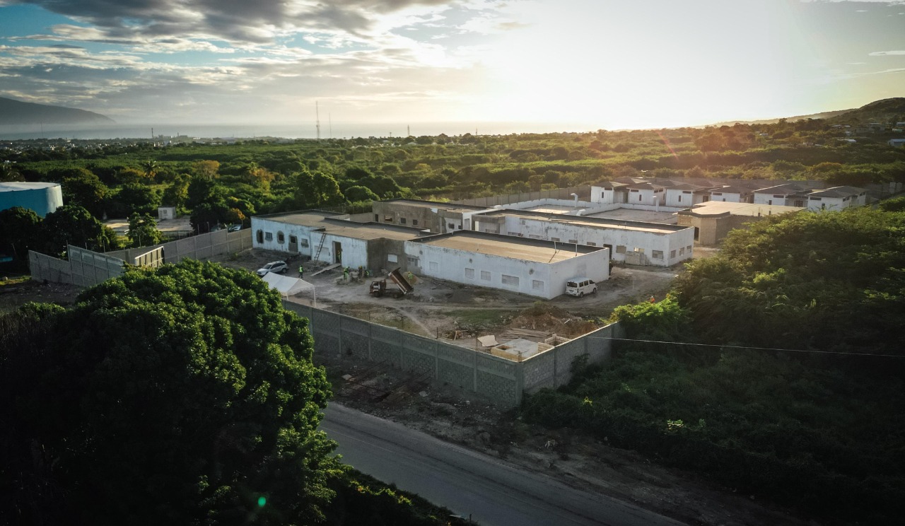 Ministro Bonilla supervisa construcción del centro correccional para menores de Barahona