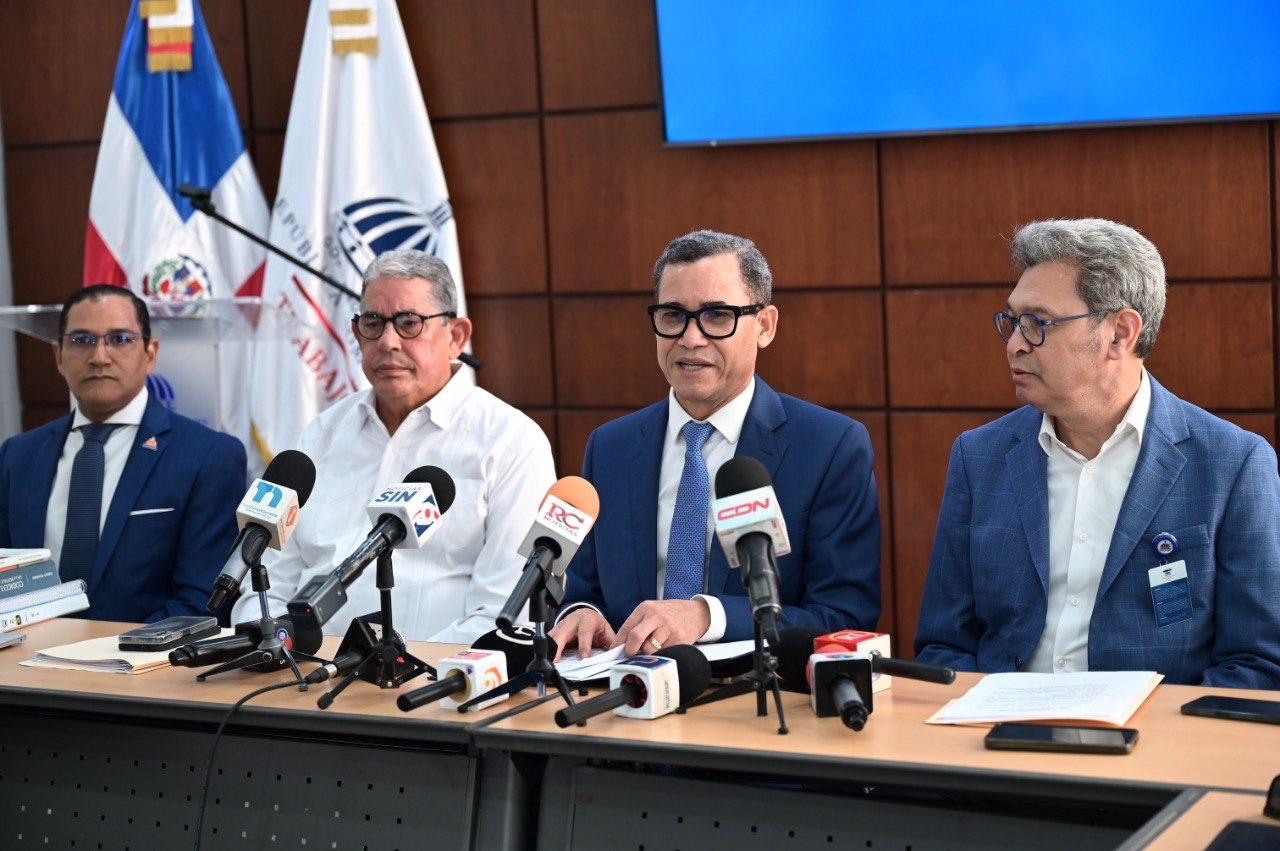 Ministro de Trabajo dice 8 de 9 empresas inspeccionadas violan el artículo 135 del Código Laboral sobre nacionalización del trabajo (80-20)