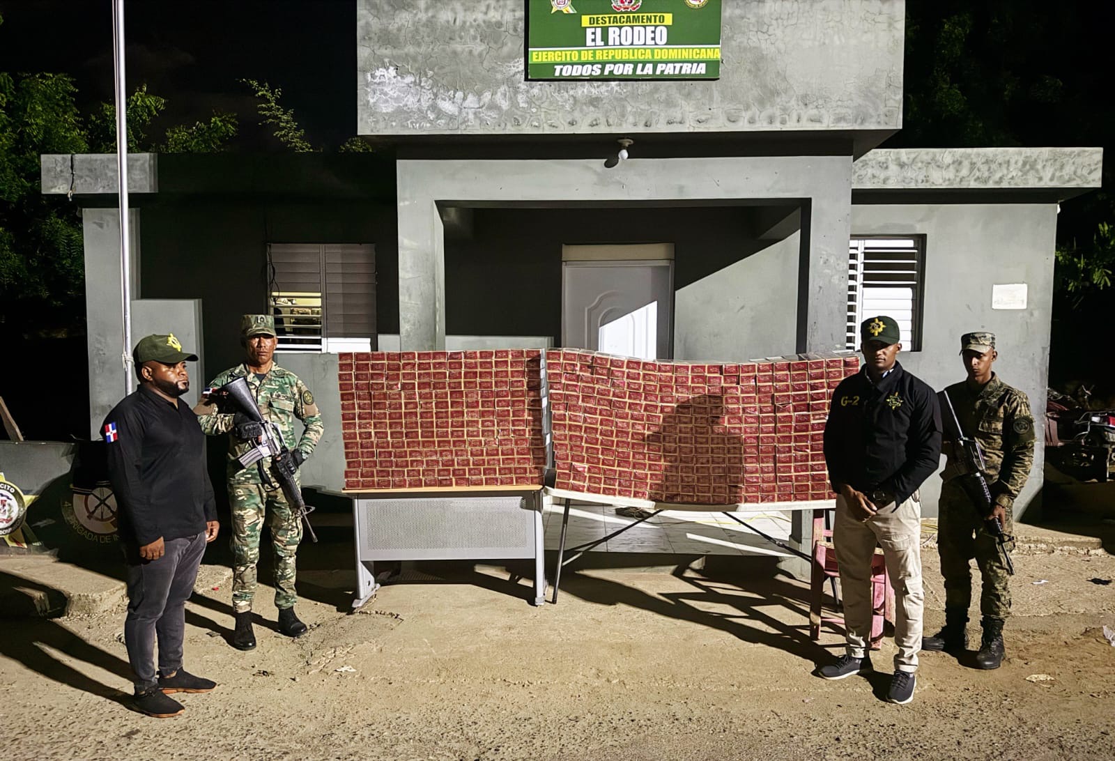 Ocupan contrabando de más de 224 mil cigarrillos abandonados en unos matorrales en Dajabón y Elías Piña