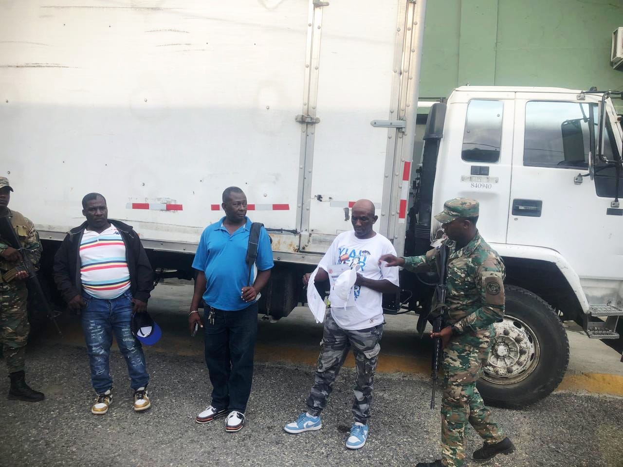 Arrestan nacional haitiano transportando compatriotas indocumentados en un camión en San Juan de la Maguana