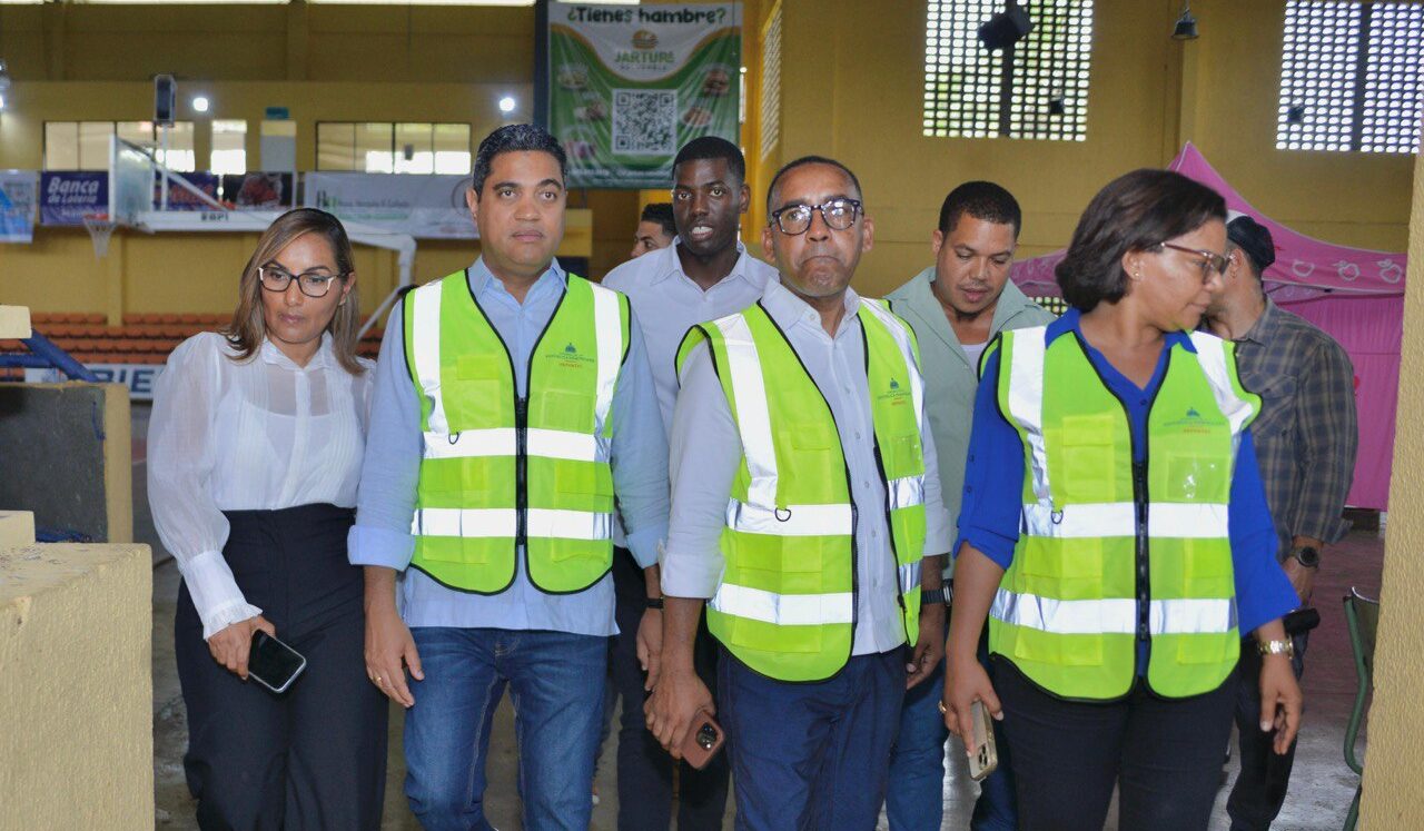 Ministro Kelvin Cruz realiza recorrido de supervisión de obras deportivas en Monte Plata