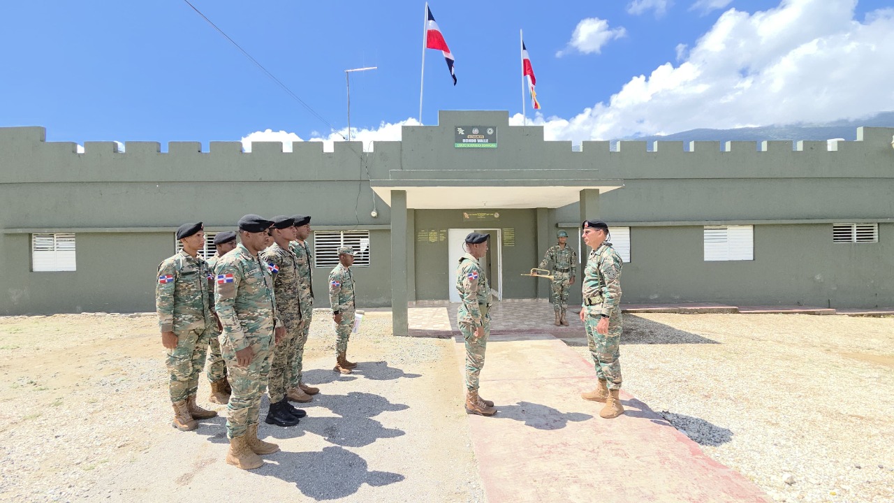 Comandante del Ejército recorre puestos fronterizos de provincias Elías Piña e Independencia
