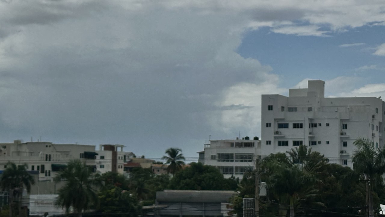 Aguaceros y tormentas eléctricas esta tarde por vaguada; persisten altas temperaturas