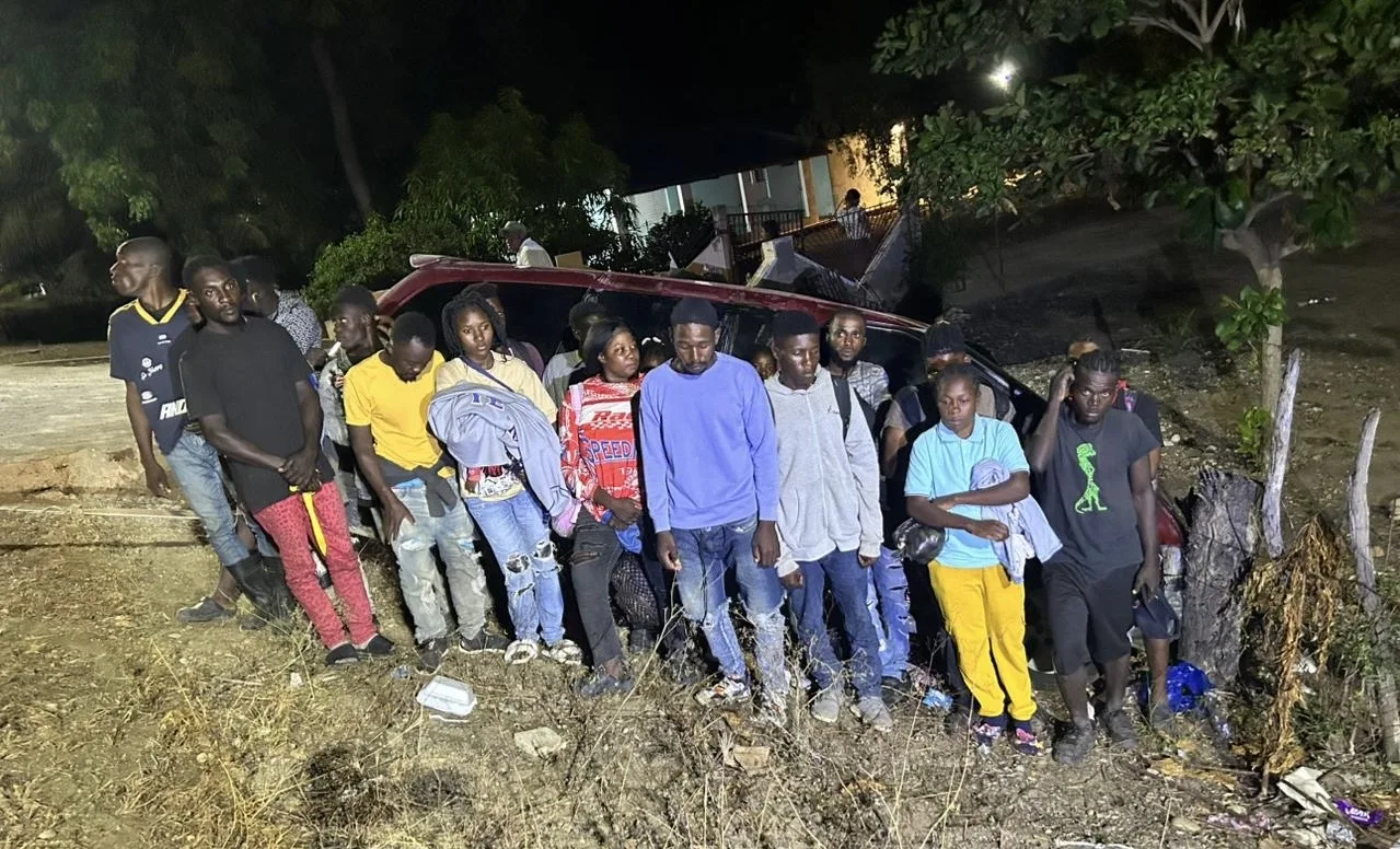 Ejército intercepta miniván con 21 haitianos en condición migratoria irregular en Guayubín