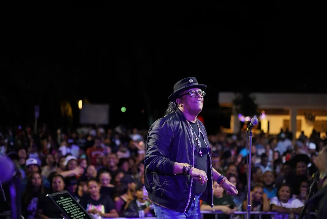 A puro merengue, Sergio Vargas enciende el malecón de San Pedro de Macorís en el cierre de Ritmo de la Costa