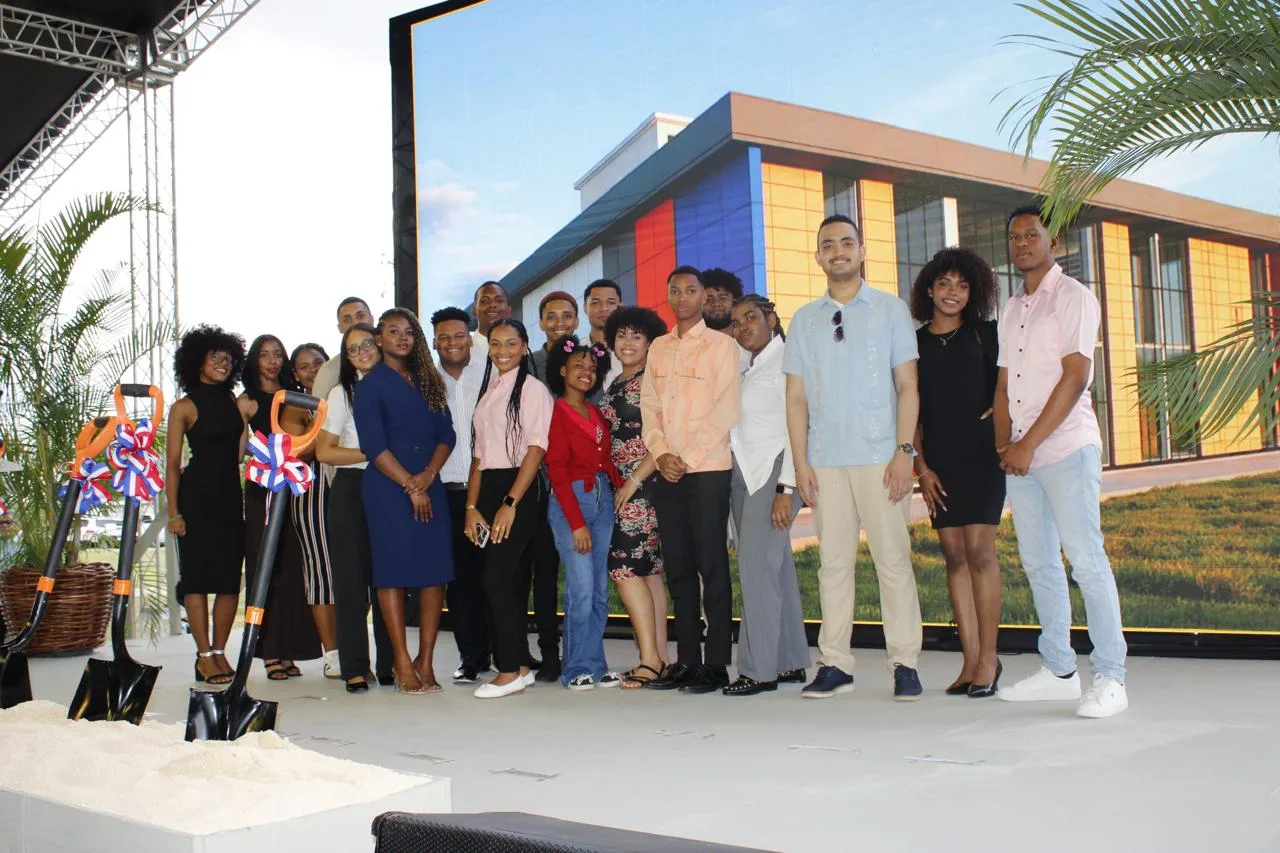 El Clúster Turístico La Romana Bayahibe celebra el primer picazo del Centro Gastronómico de UNIROMANA como hito estratégico para la competitividad del destino