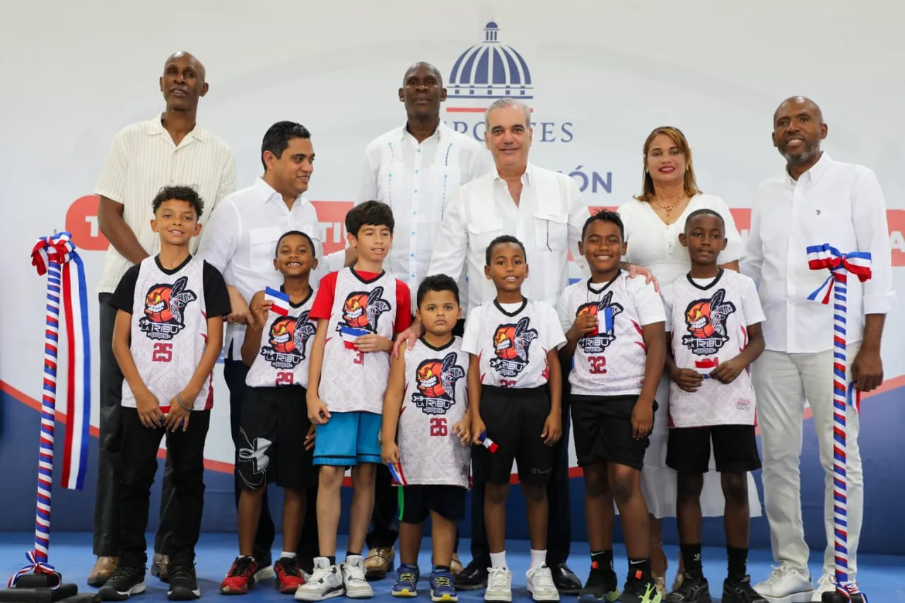 Presidente Abinader retoma agenda en las comunidades, luego de su rendición de cuentas, con entrega del moderno techado multiuso del Club La Tribu de Quisqueya en La Romana
