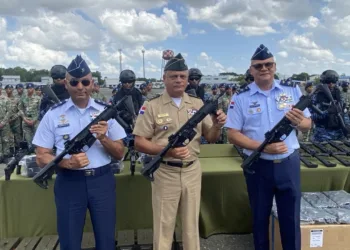 Ministerio de Defensa fortalece capacidades de la Armada y la Fuerza Aérea con entrega de equipos militares y uniformes
