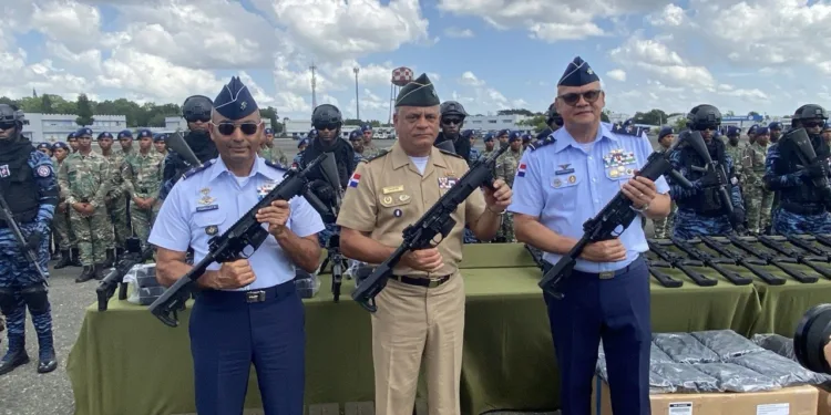 Ministerio de Defensa fortalece capacidades de la Armada y la Fuerza Aérea con entrega de equipos militares y uniformes
