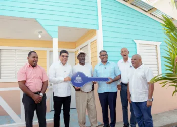 Propeep entrega casa nueva y equipada a hombre que vivía de forma precarias en El Tamarindo II de SDE