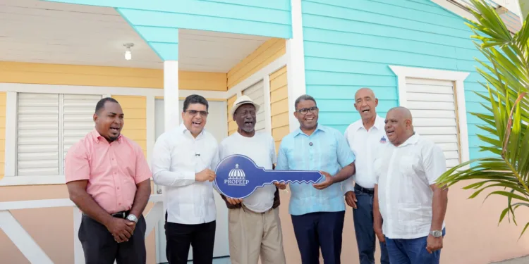 Propeep entrega casa nueva y equipada a hombre que vivía de forma precarias en El Tamarindo II de SDE