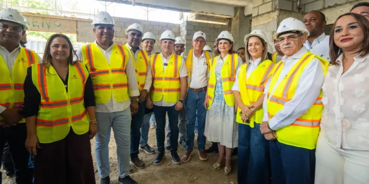 Vicepresidenta Raquel Peña supervisa construcción del Hospital Traumatológico Luis L. Bogaert en Mao