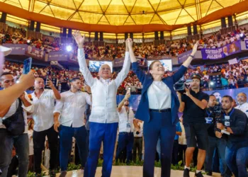 Carolina presenta a Ricardo de los Santos como su jefe de campaña