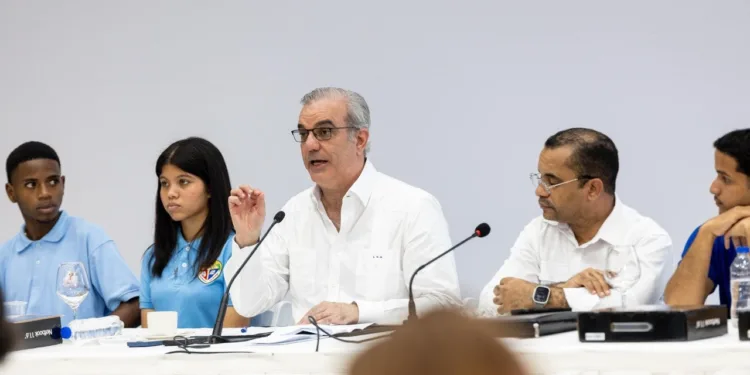 Presidente Abinader reafirma compromiso con la mejora de la infraestructura y el equipamiento escolar