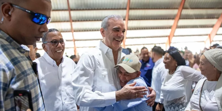 Presidente Abinader lanza iniciativa social «Fogones por Estufas» que se reproducirá en las zonas montañosas del país a través de DASAC