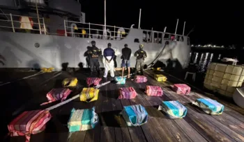 Sin tregua al narcotráfico: autoridades interceptan narcolancha con dos hombres y 389 paquetes de presunta cocaína