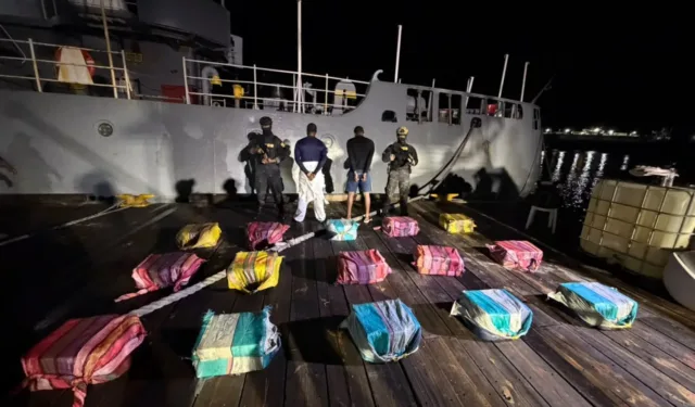 Sin tregua al narcotráfico: autoridades interceptan narcolancha con dos hombres y 389 paquetes de presunta cocaína
