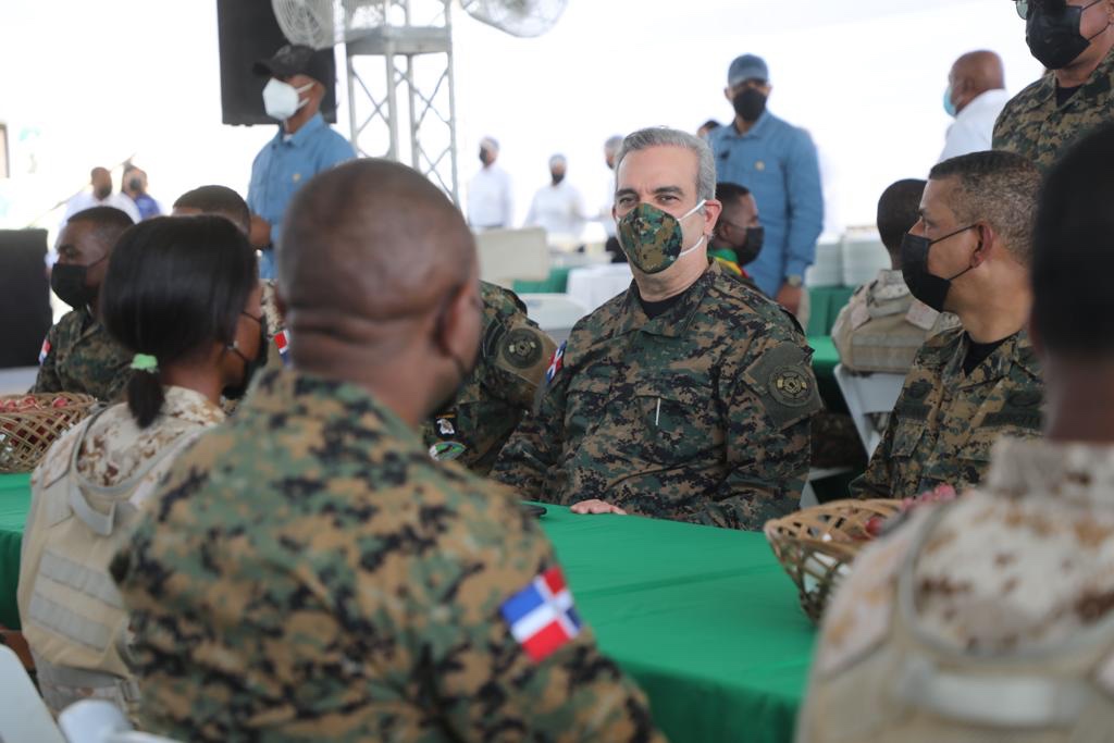 Presidente Abinader almuerza con militares de puestos en la Frontera –  Panoramaurbanord