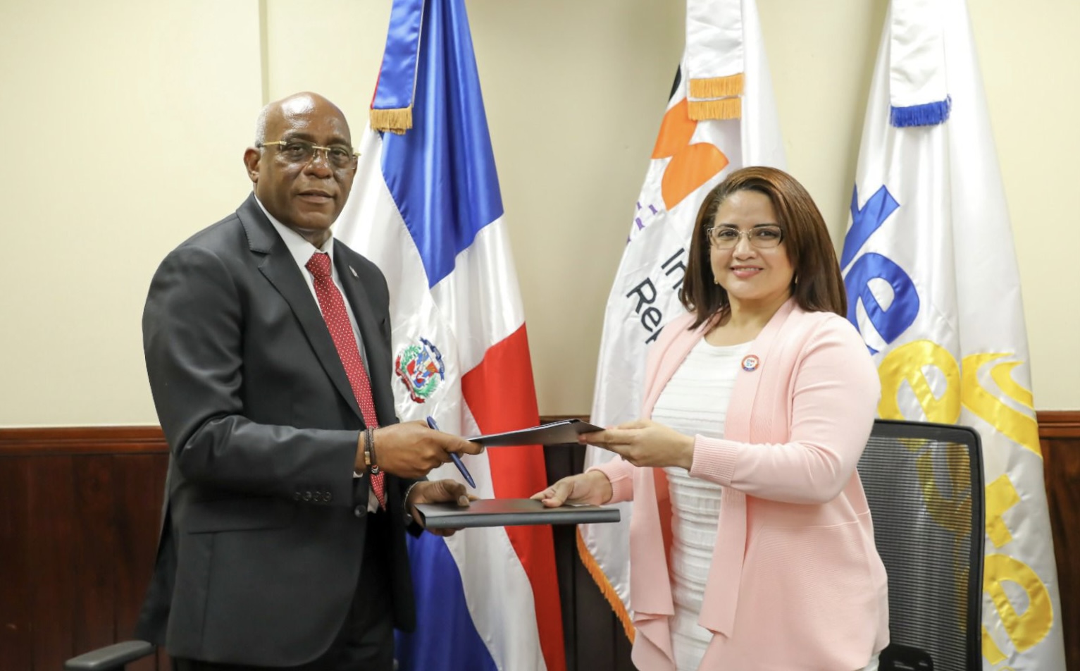 Edeeste suscribe acuerdo con representantes del Project Management Institute para desarrollar proyectos