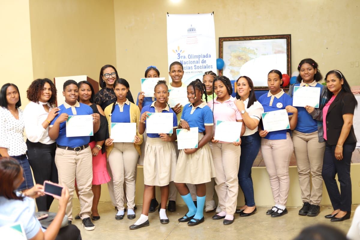 Estudiantes de la Regional 15 participan notoriamente en Olimpiadas de Ciencias Sociales
