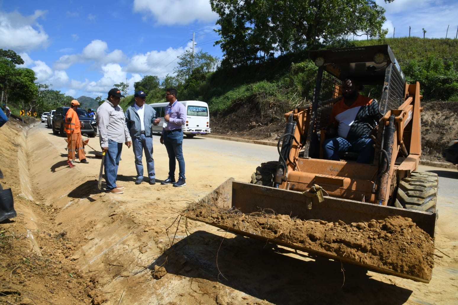Obras Públicas trabaja en mantenimiento del sistema de drenaje carretera Uvero Alto-Miches