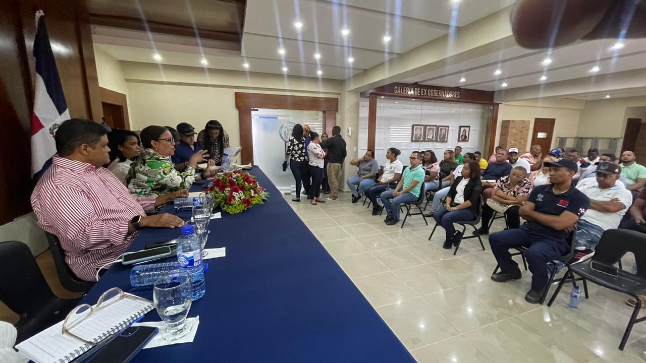Director de la DAEH se reúne con colaboradores de la provincia Duarte