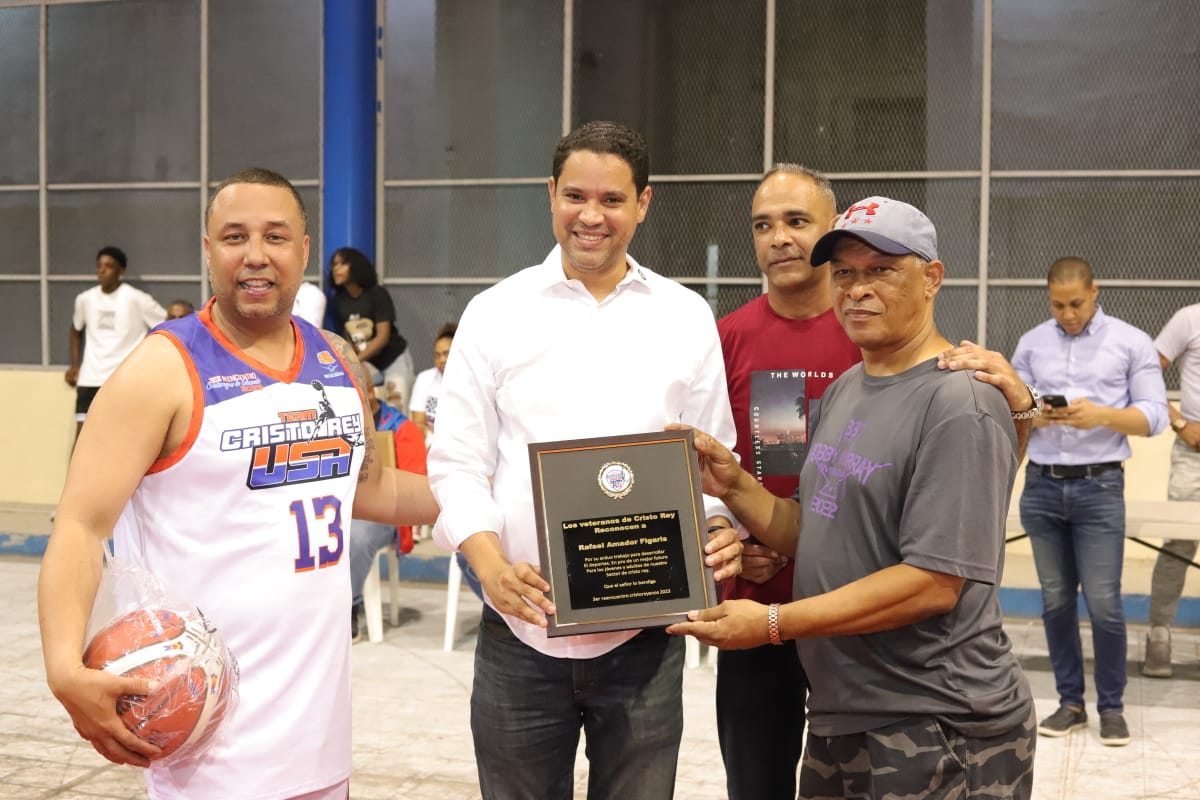 Los Veteranos de Cristo Rey reconocen al director Regional 15, Rafael Amador Figaris