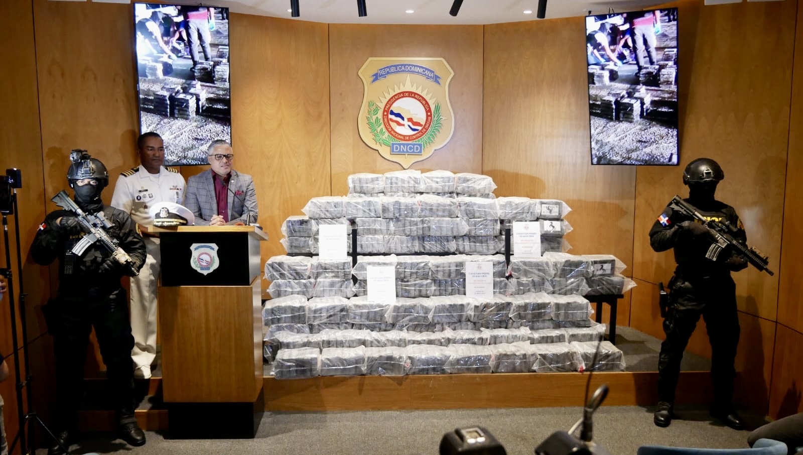 Sin descanso: interceptan lancha con 531 paquetes presumiblemente cocaína en SPN; apresan dos