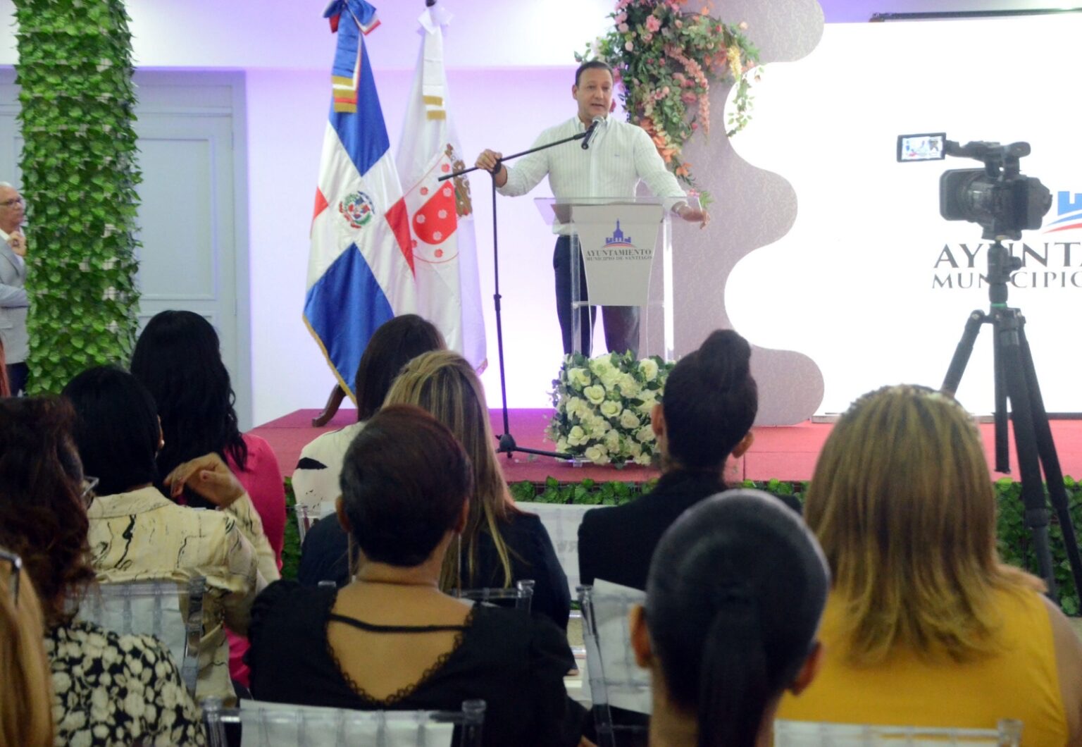 Abel Martínez compartió con cientos de madres en un importante conversatorio