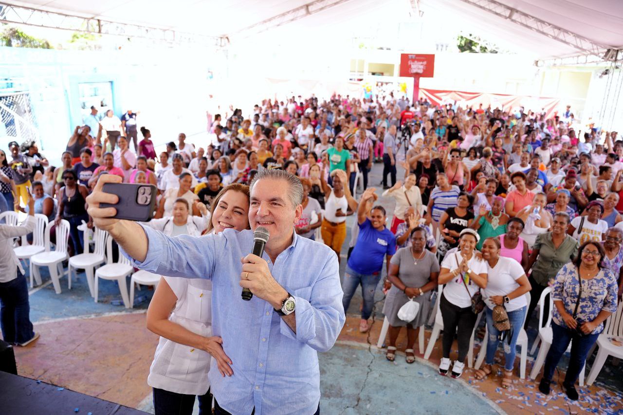 Neney Cabrera sorprende a miles de mujeres del Distrito Nacional por Día de las Madres