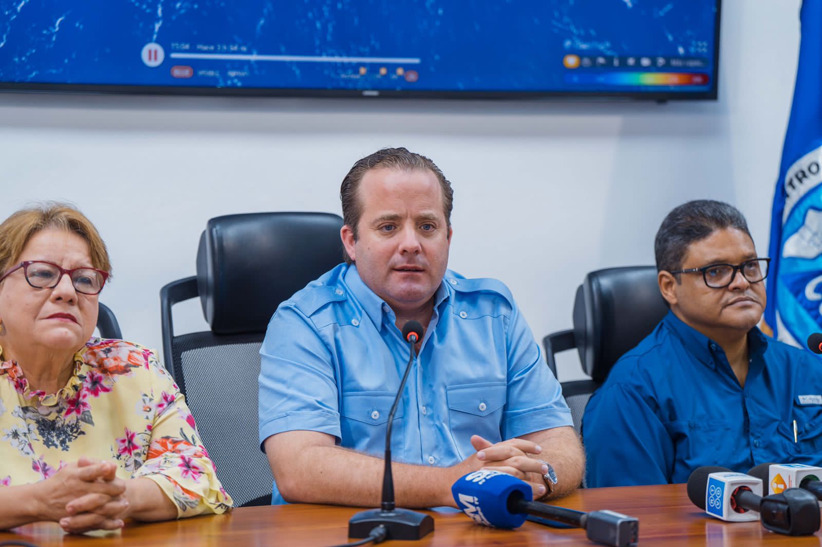 General Méndez agradece entrega de 8 camionetas y 60 computadoras por parte del MAPRE al COE