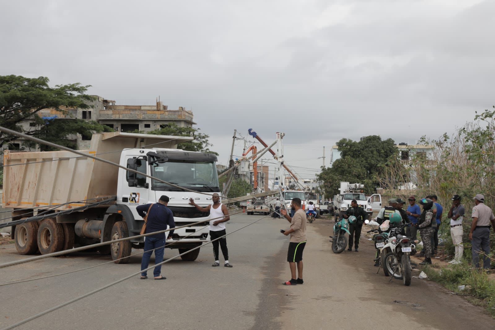 Edeeste avanza trabajos este domingo tras camión derribar 23 postes en SDE