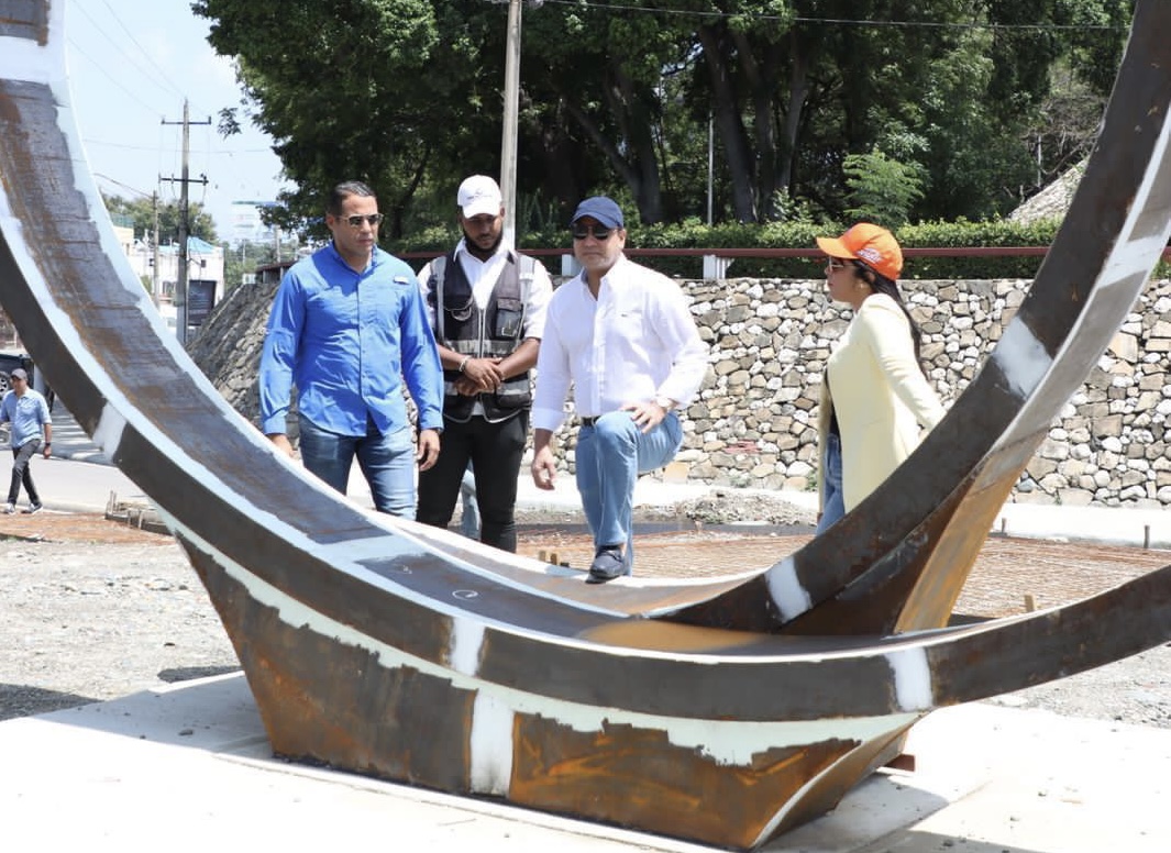 Alcalde Abel Martínez supervisa trabajos rescate y embellecimiento entrada al barrio Pueblo Nuevo
