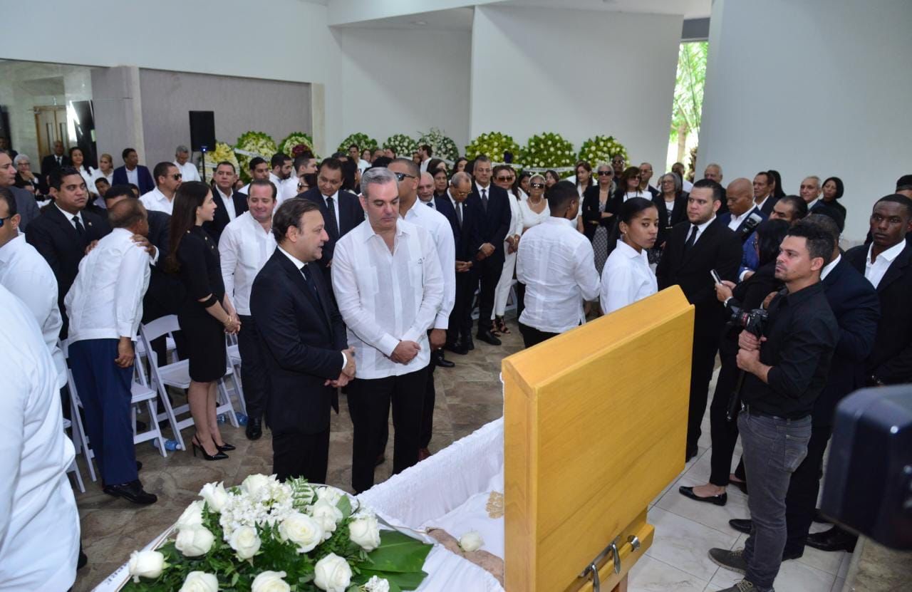 Presidente Luis Abinader acude a velatorio madre de Abel Martínez