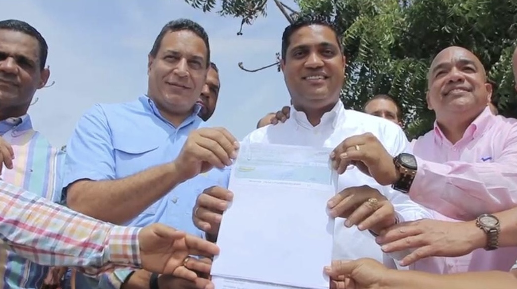 Kelvin Cruz da primer picazo y aportes económicos para construir varias obras en La Vega