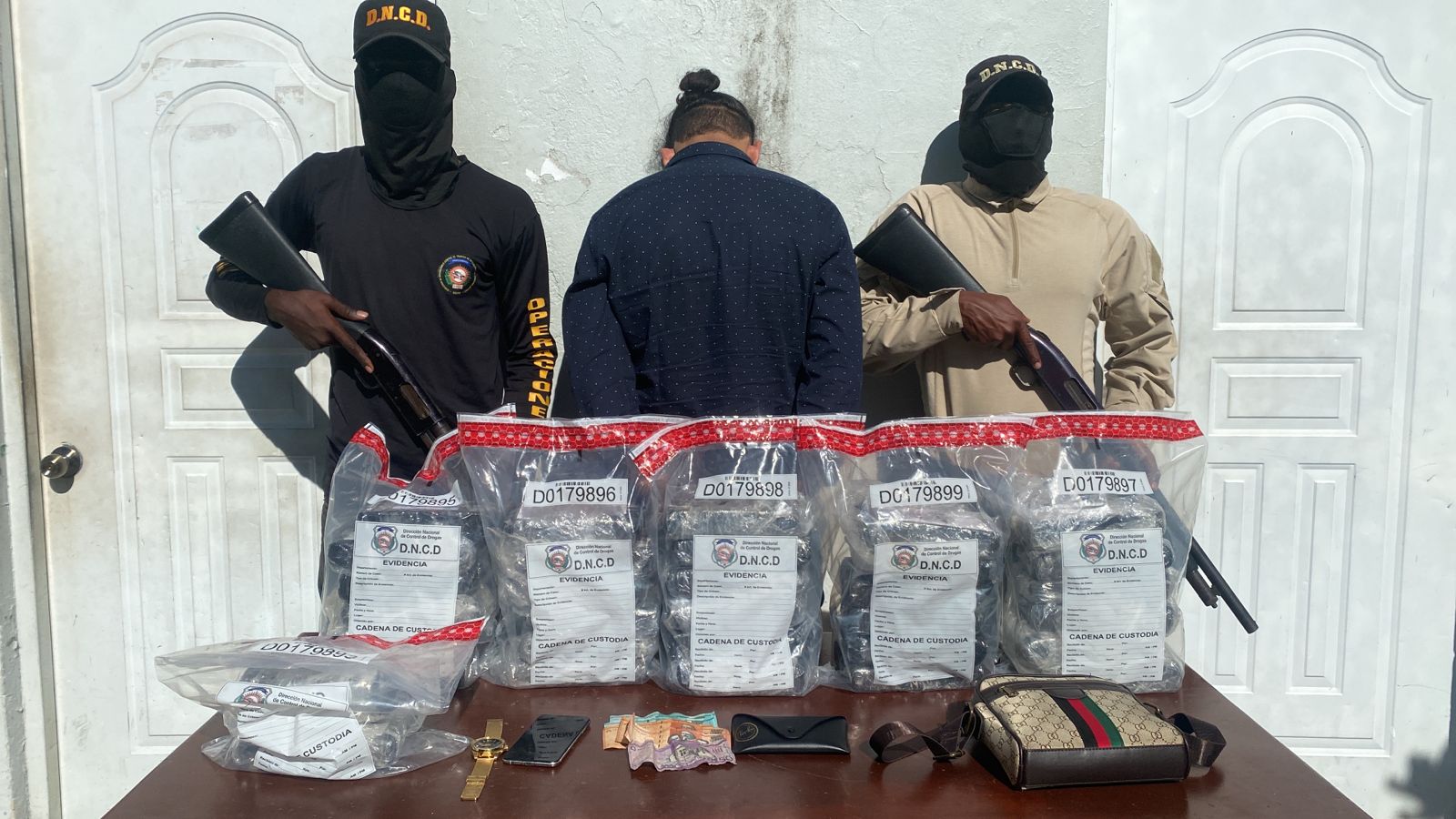 Ocupan en Barahona 32 paquetes presumiblemente cocaína encaletados en jeepeta, arrestan conductor