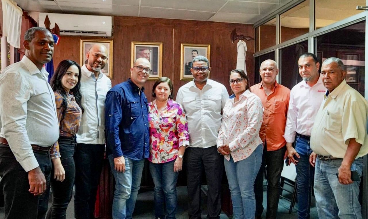 Autoridades trabajan unificados para facilitar el acceso a lugares apartados de comunidades de la provincia Peravia para el beneficio colectivo