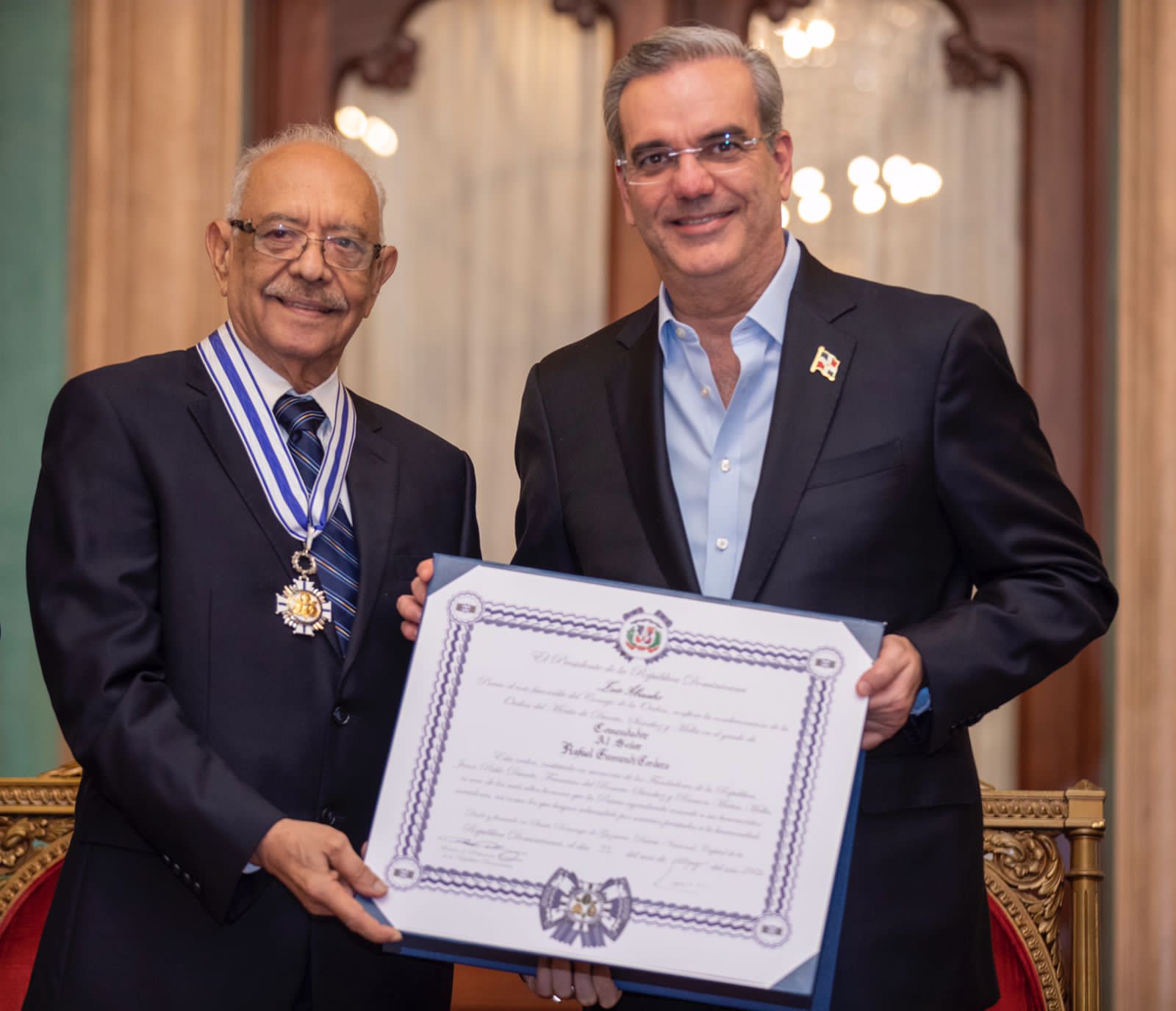 Presidente Abinader condecora a Rafa Gamundi con la Orden del Mérito de Duarte, Sánchez y Mella
