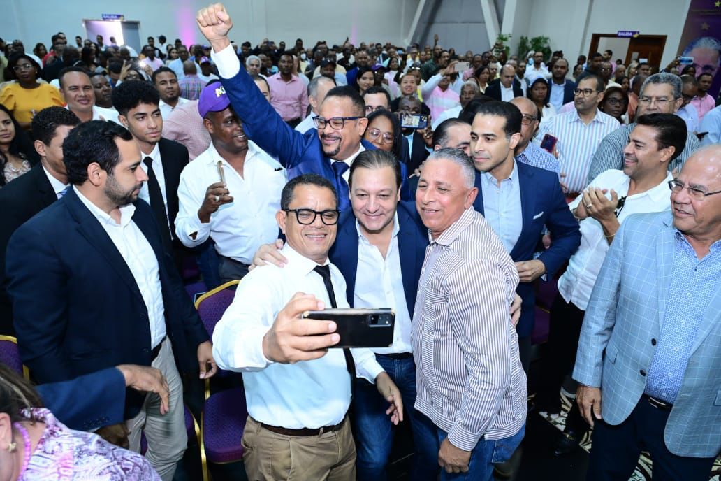 Abel Martínez juramenta a 800 abogados; respalda candidato al CARD