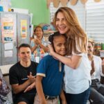Carolina Mejía y jugador del Barça Javier Saviola visitan proyecto que desarrolla Save The Children en Capotillo
