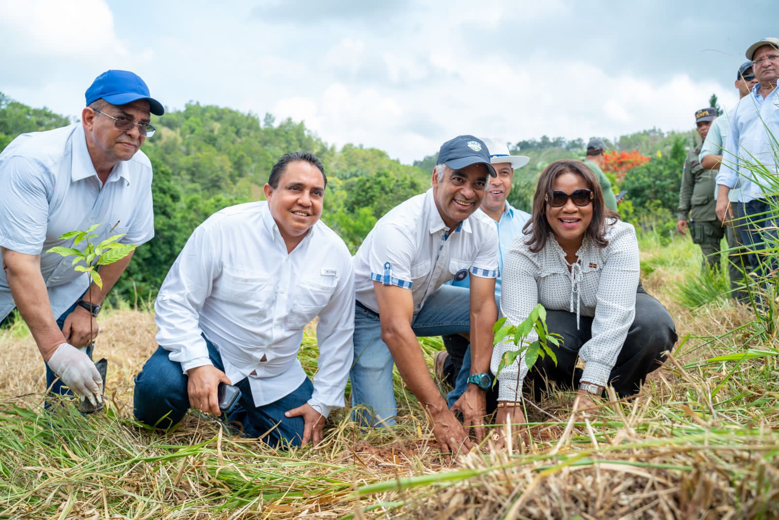 Ministro Joel Santos encabeza Jornada de Reforestación junto a colaboradores del Ministerio de la Presidencia, en Piedra Blanca, Bonao