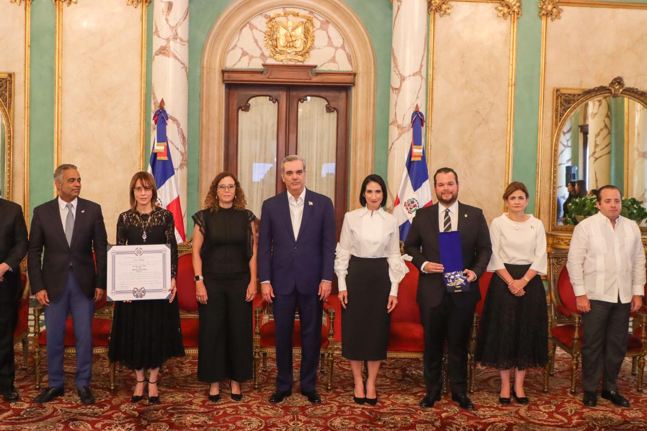 Presidente Luis Abinader concede condecoración póstuma a Orlando Jorge Mera en la Orden del Mérito Duarte, Sánchez y Mella