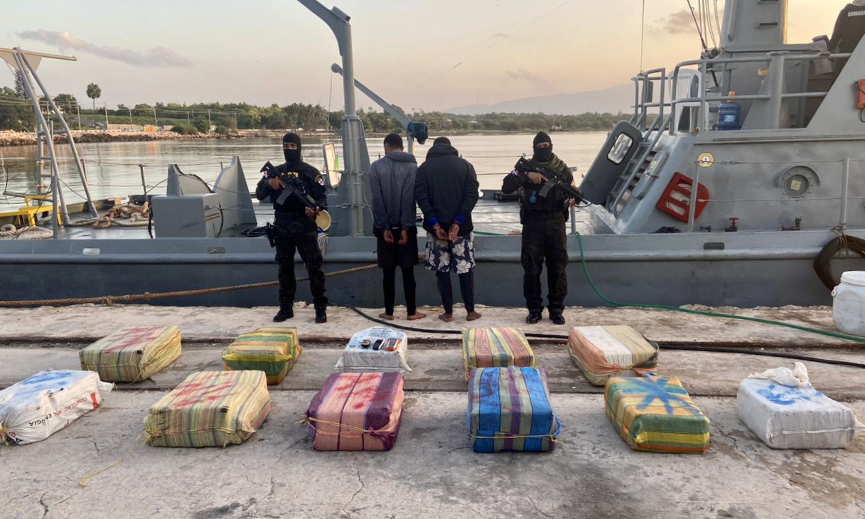 ARRESTAN DOS E INTERVIENEN LANCHA EN BARAHONA CON OTROS 338 PAQUETES PRESUMIBLEMENTE COCAÍNA