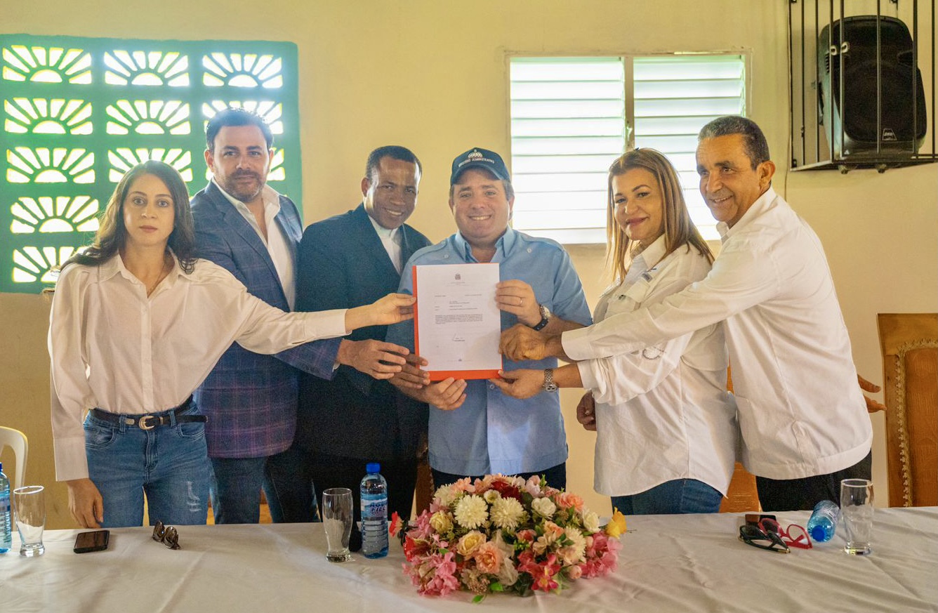 Ministro José Paliza entrega fondos para la construcción de Parroquia San Francisco Javier en Rancho Arriba